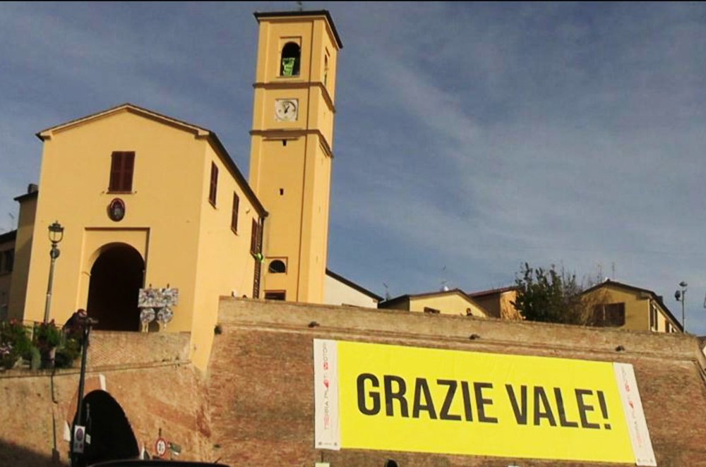 MotoGP, Via les bannières de Valentino da Tavullia : ils couvrent les murs médiévaux Ritratto di GPone
