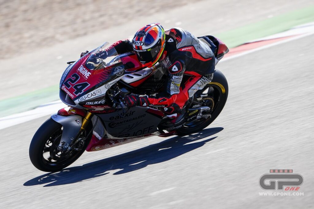 Moto2, Simone Corsi prend la MV Agusta en pole position à Valence Ritratto di Nicole Facelli