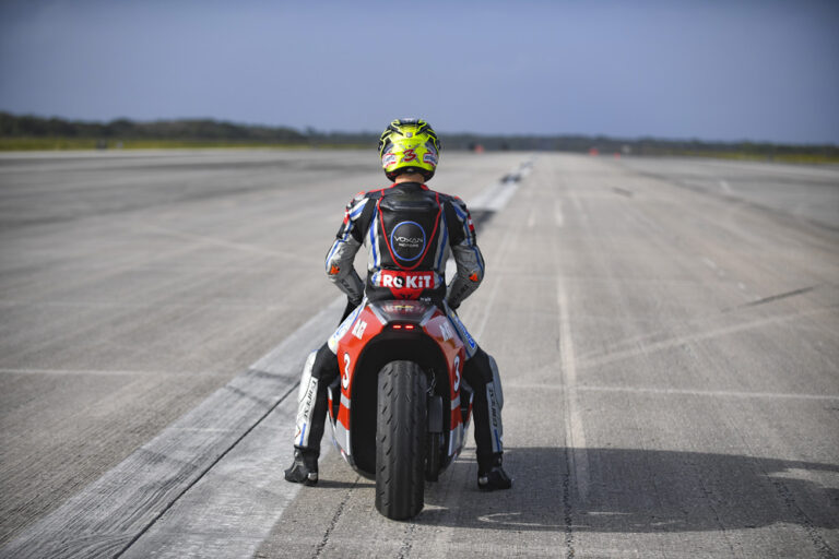 Max Biaggi "va dans l'espace" : la vidéo du record avec le Voxan Wattman
