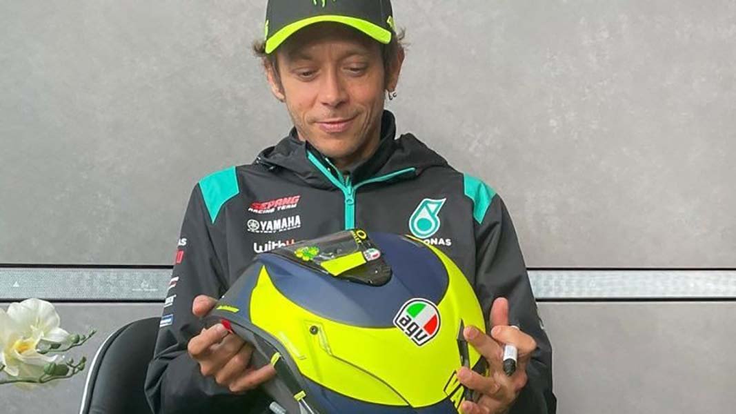 MotoGP, casque signé Valentino Rossi réplique AGV dans les ventes aux enchères de Noël de Two Wheels for Life