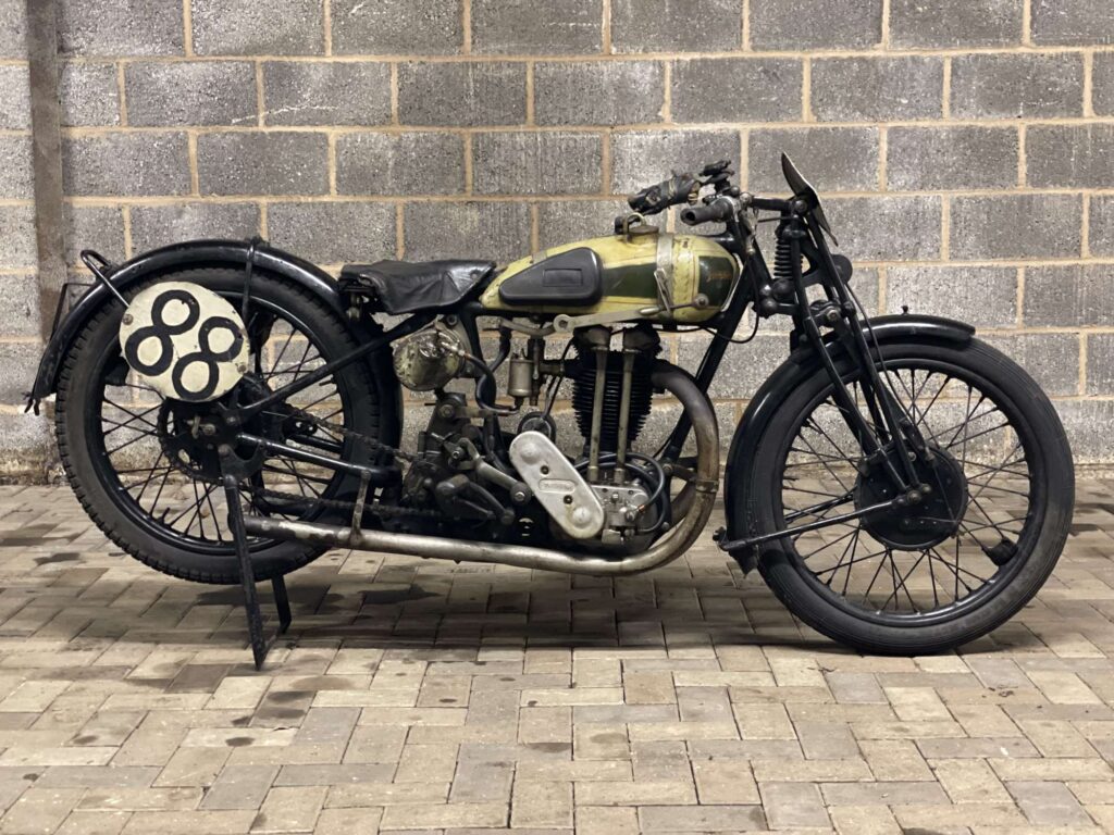 La Triumph qui a couru le Tourist Trophy 1927 cherche un nouveau propriétaire Ritratto di GPone