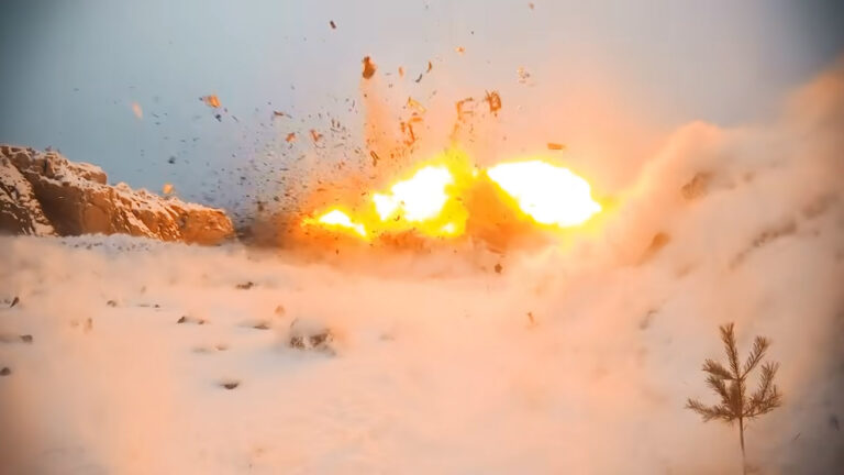Tesla Model S : le propriétaire la fait exploser à la dynamite - VIDEO