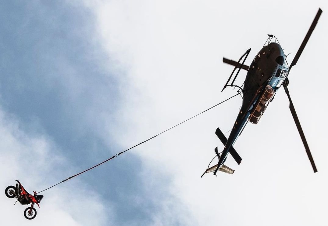 Avion de récupération : voici la KTM de Petrucci survolant le désert !