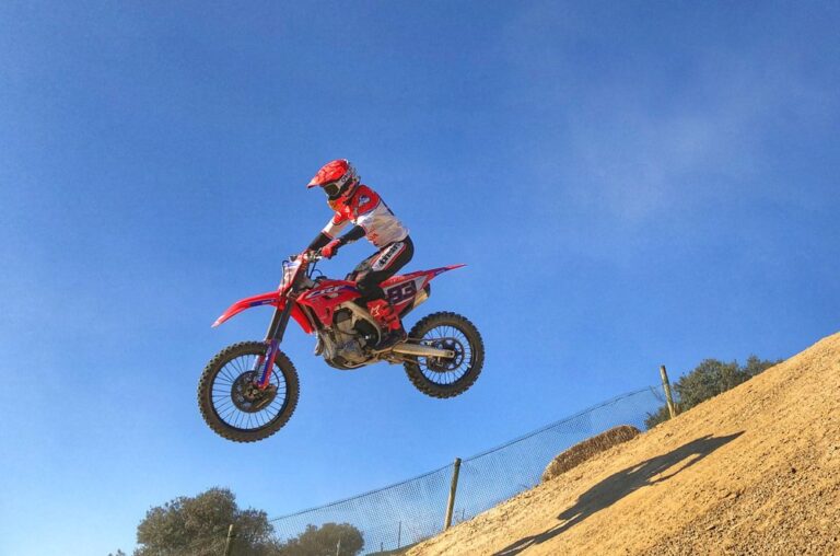 MotoGP, VIDEO - Marquez s'améliore et s'entraîne sur la moto de motocross : il s'exprimera dans Zoom