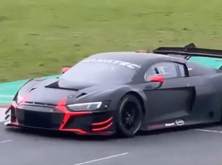 VIDEO - Valentino débute sa carrière dans l'automobile : un essai à Magny-Cours