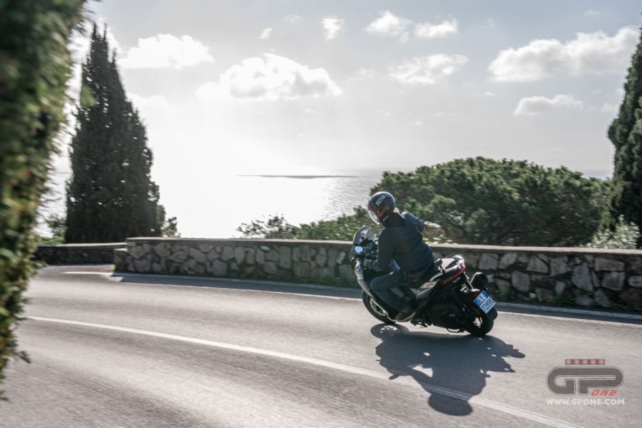 Moto - Test: Aprilia SR GT 125 e 200, compie 30 anni e cambia tutto