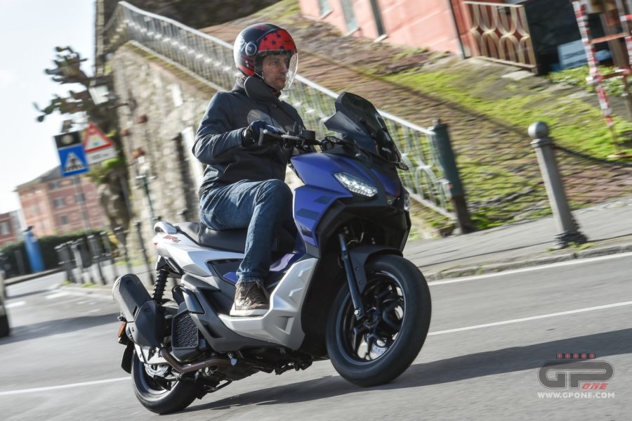 Moto - Test: Aprilia SR GT 125 e 200, compie 30 anni e cambia tutto