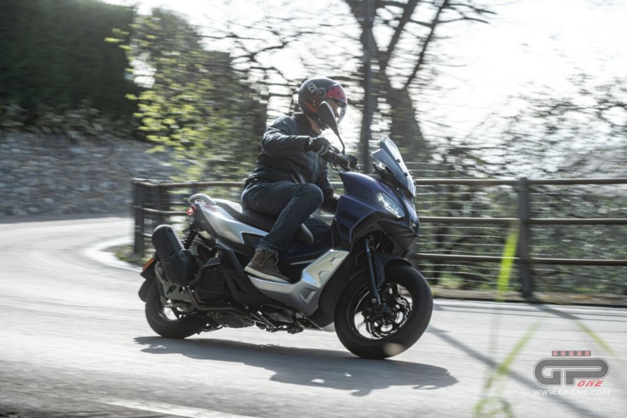Moto - Test: Aprilia SR GT 125 e 200, compie 30 anni e cambia tutto