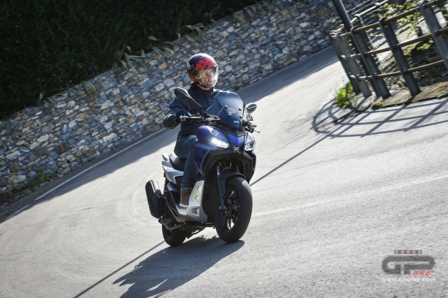 Moto - Test: Aprilia SR GT 125 e 200, compie 30 anni e cambia tutto