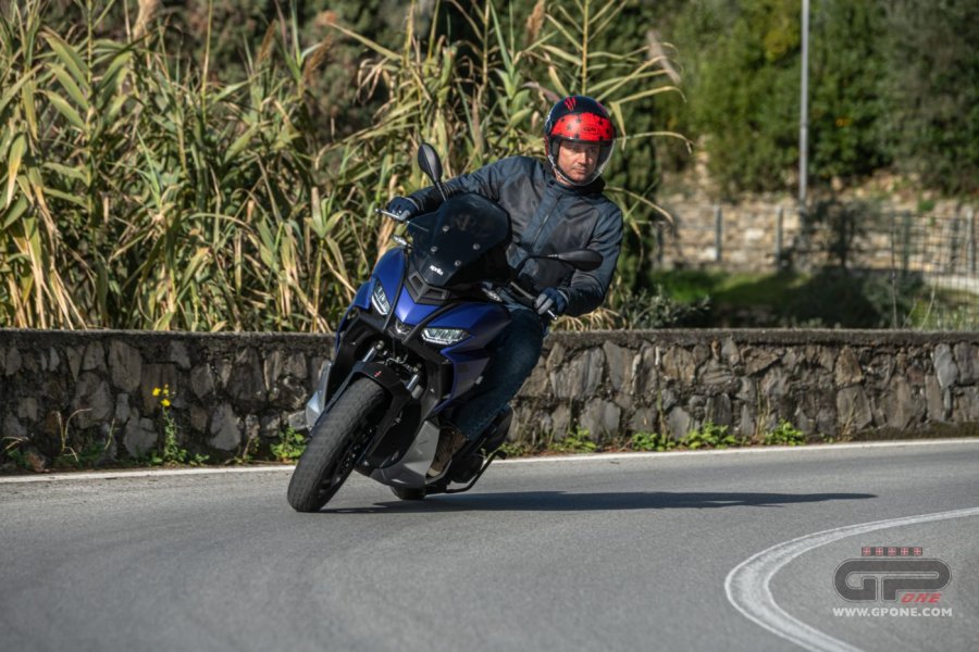 Moto - Test: Aprilia SR GT 125 e 200, compie 30 anni e cambia tutto