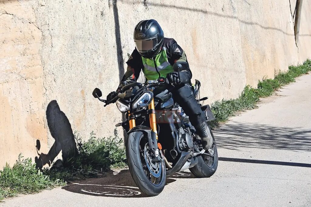 Triumph Street Triple : nouvelle version pour 2022 – PHOTOSPY Ritratto di GPone