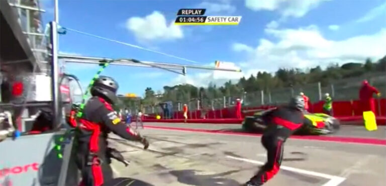 VIDÉO - L'erreur sensationnelle de Valentino Rossi à Imola !