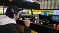 MotoGP : PHOTOS - Valentino Rossi « jette un coup d'œil » dans son garage et épaule Marini
