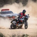Ducati DesertX et Audi RS Q e-tron ensemble : la VIDEO du comparatif