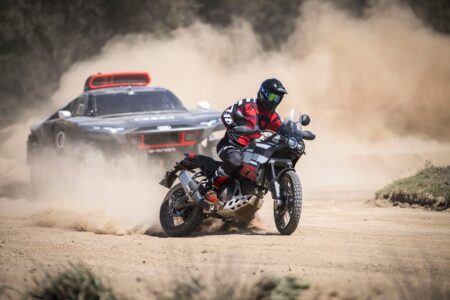 Ducati DesertX et Audi RS Q e-tron ensemble : la VIDEO du comparatif