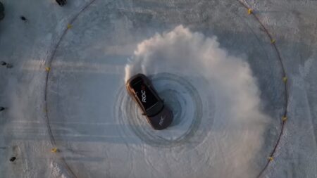 Porsche Taycan Cross Turismo : le record de "rings" sur la glace !  - VIDÉO