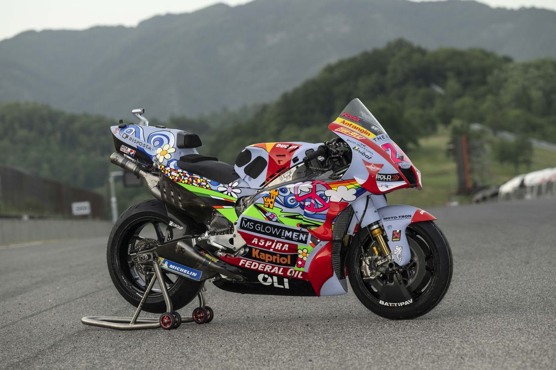MotoGP, PHOTO – Peace and Love : l’équipe Gresini du Mugello encourage la paix