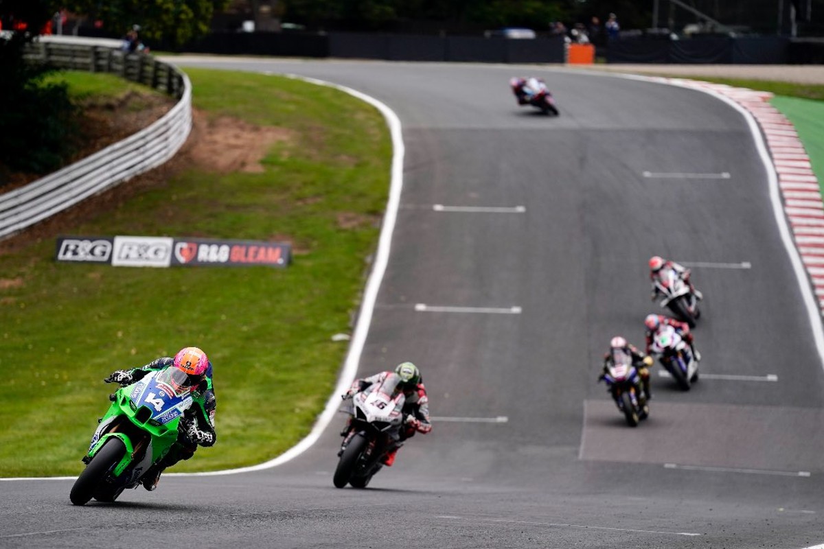 Jackson gagne dans le chaos de la British Superbike Race 2 à Oulton Park
