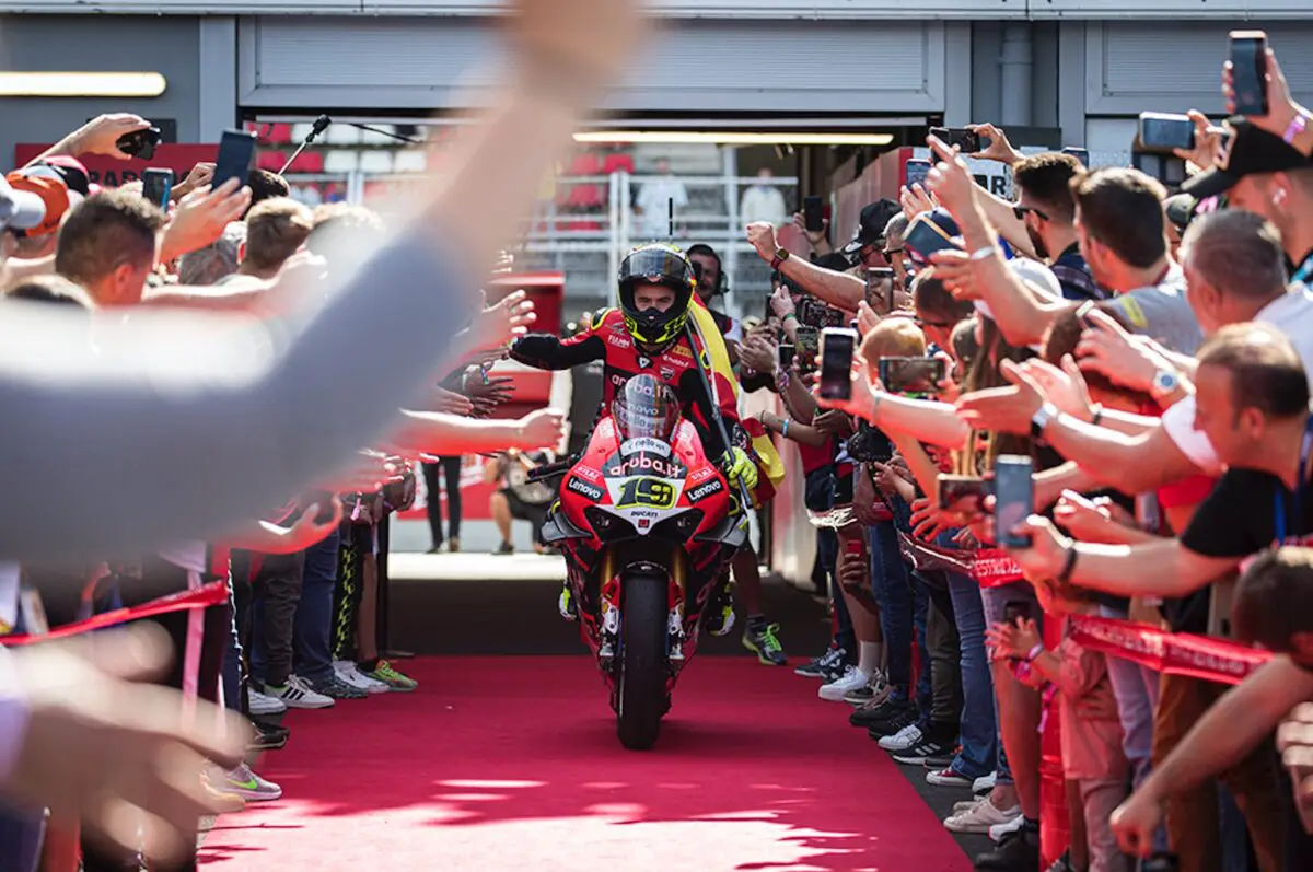 Superbike Catalunya : Alvaro Bautista abandonne le trio, Ducati rêve désormais grand