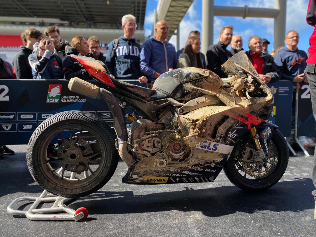 Superbike : Michele Pirro au Mugello avec la Ducati sans freins et pleine de boue