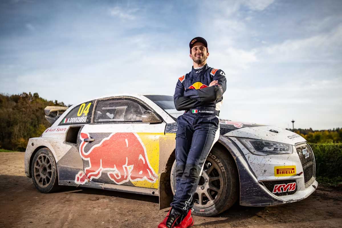 Andrea Dovizioso se donne aux courses Rallylegend avec une Lancia 037 Safari