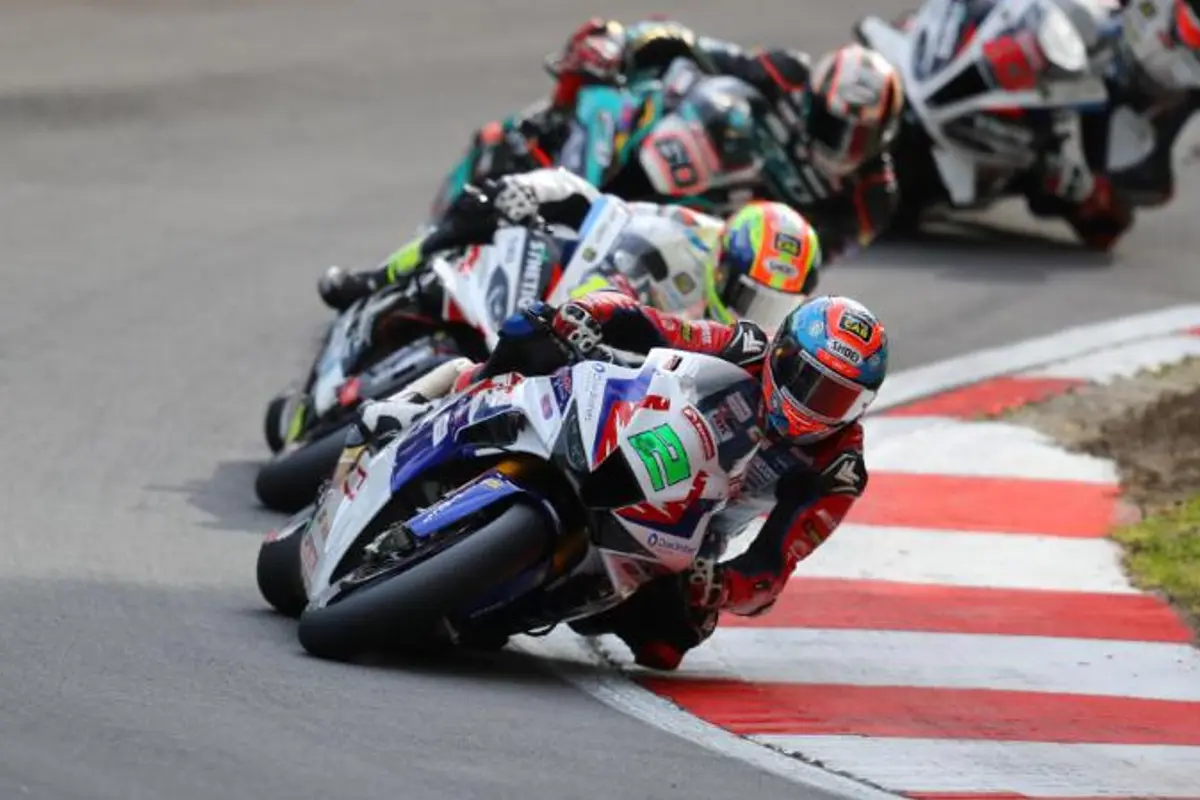 Fratelli del British Superbike: Glenn Irwin batte Andrew a Brands Hatch
