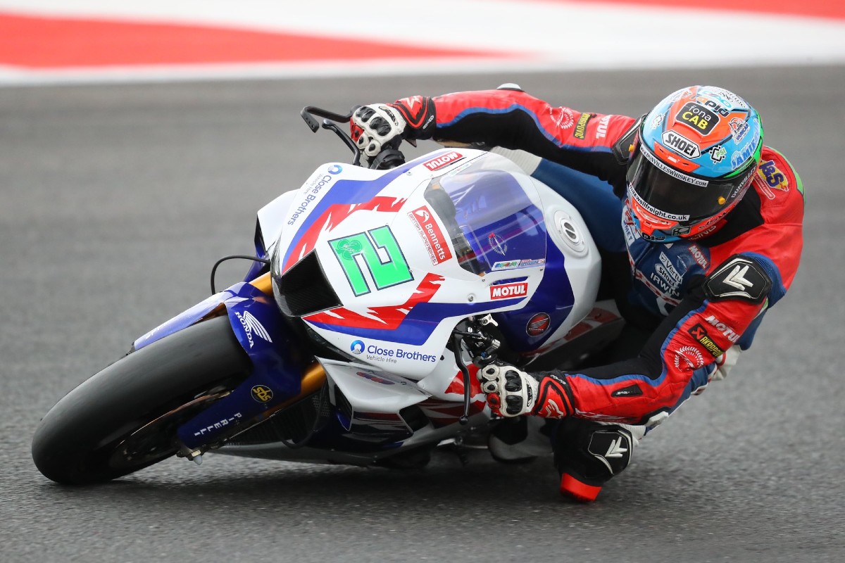 Glenn Irwin retrouve la pole British Superbike avant la pluie