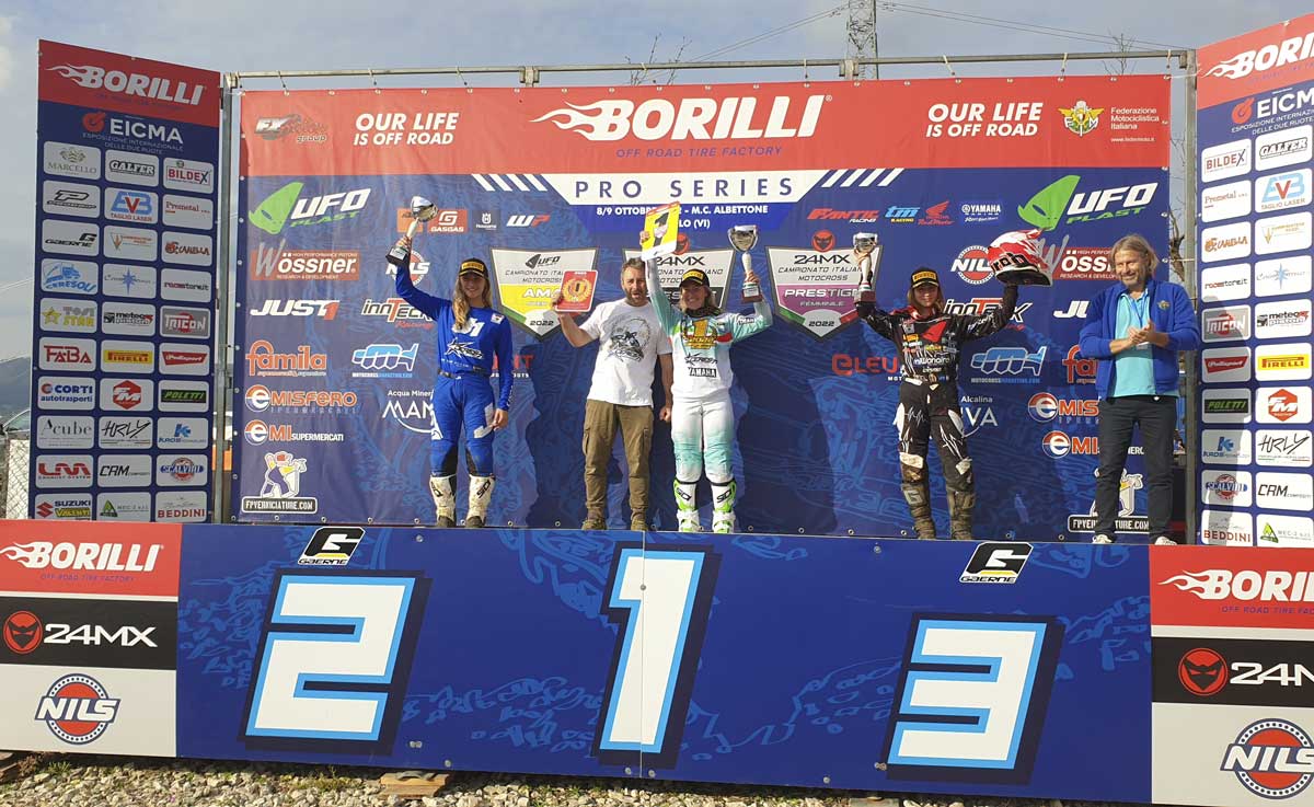 Motocross 여성: 네덜란드 Nancy Van de Ven 이탈리아 챔피언
