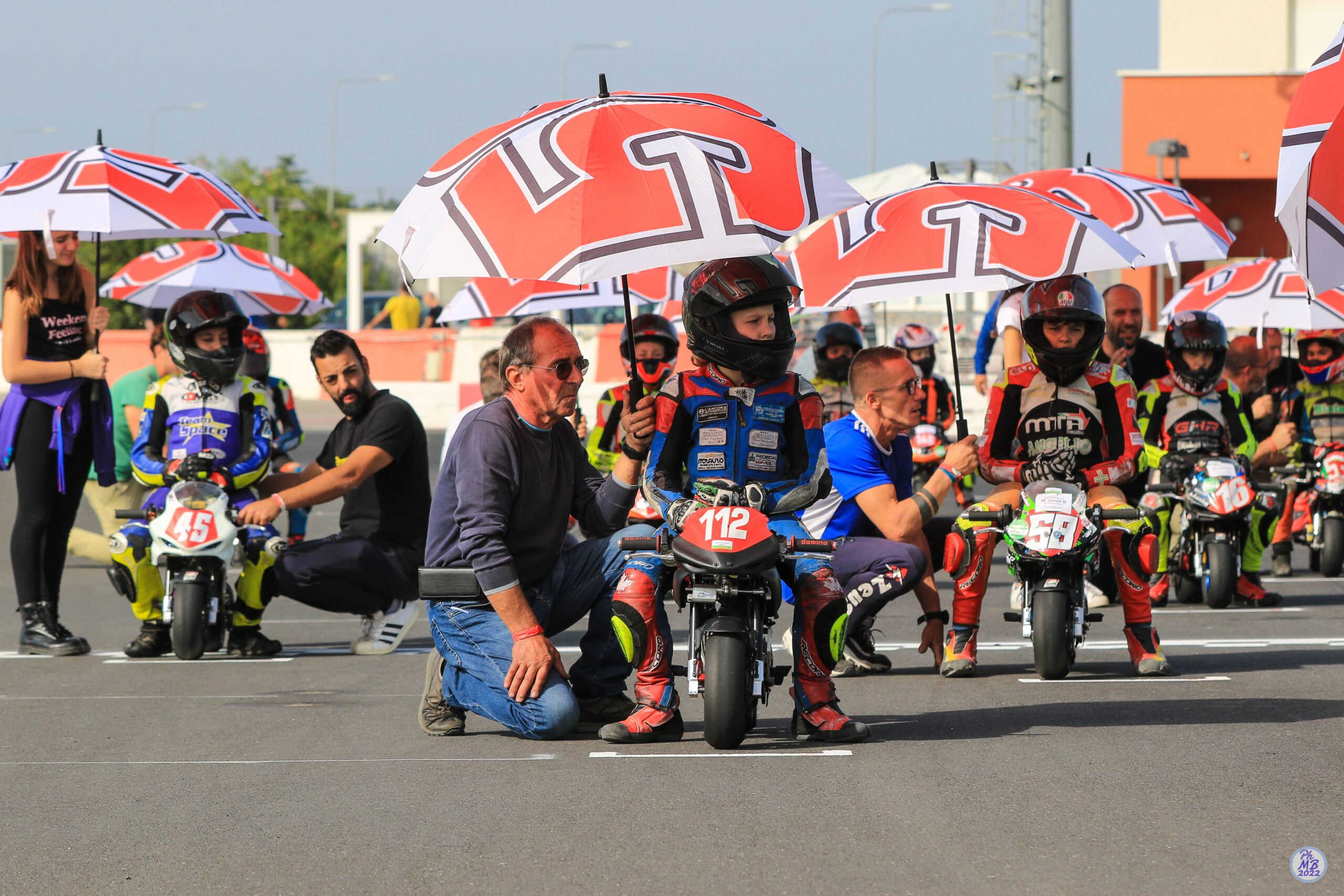 Trophée Marco Simoncelli, émotions et larmes.  Grand-père et petit-fils dans la course