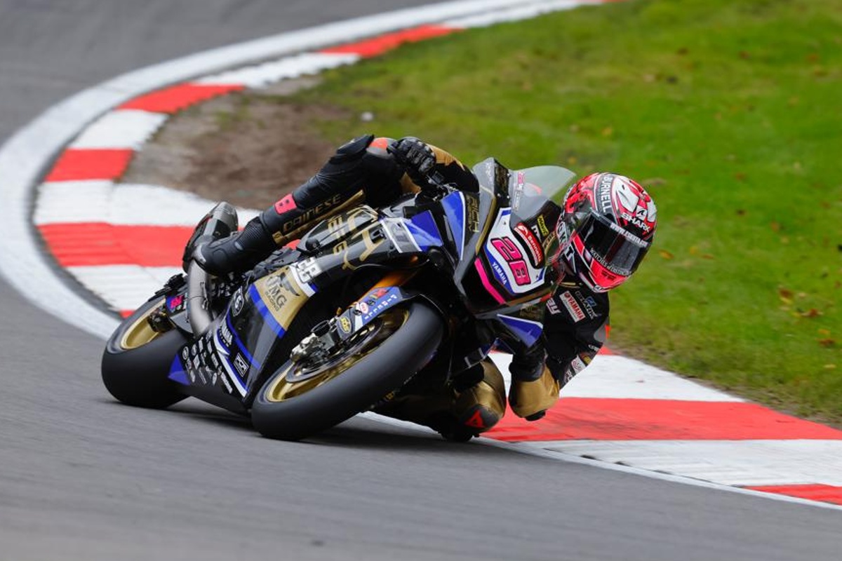 布拉德利·雷 (Bradley Ray) 在 Brands Hatch 的英国超级摩托车比赛中占据一席之地