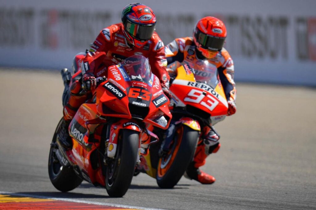 MotoGP : le triomphe historique de quatre marques différentes en quatre ans bagnaia-marquez-motogp