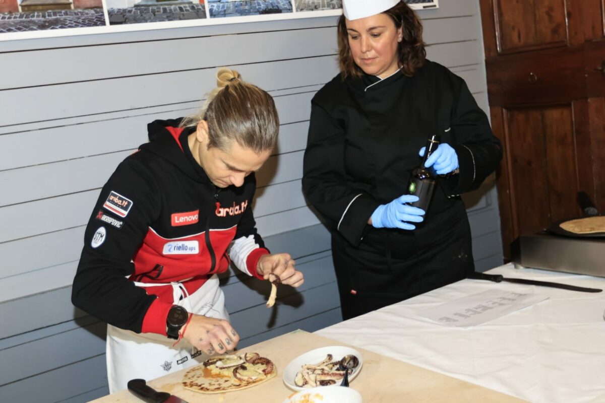 Superbike, le champion Alvaro Bautista aussi dans la cuisine