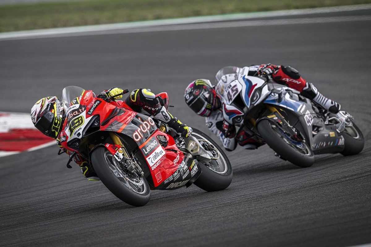 Superbike, quelles étincelles !  Redding attaque à nouveau Bautista : Sykes intervient
