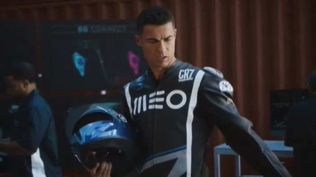 Fotbollsspelare är förbjudna att åka motorcykel men piloter får inte spela fotboll