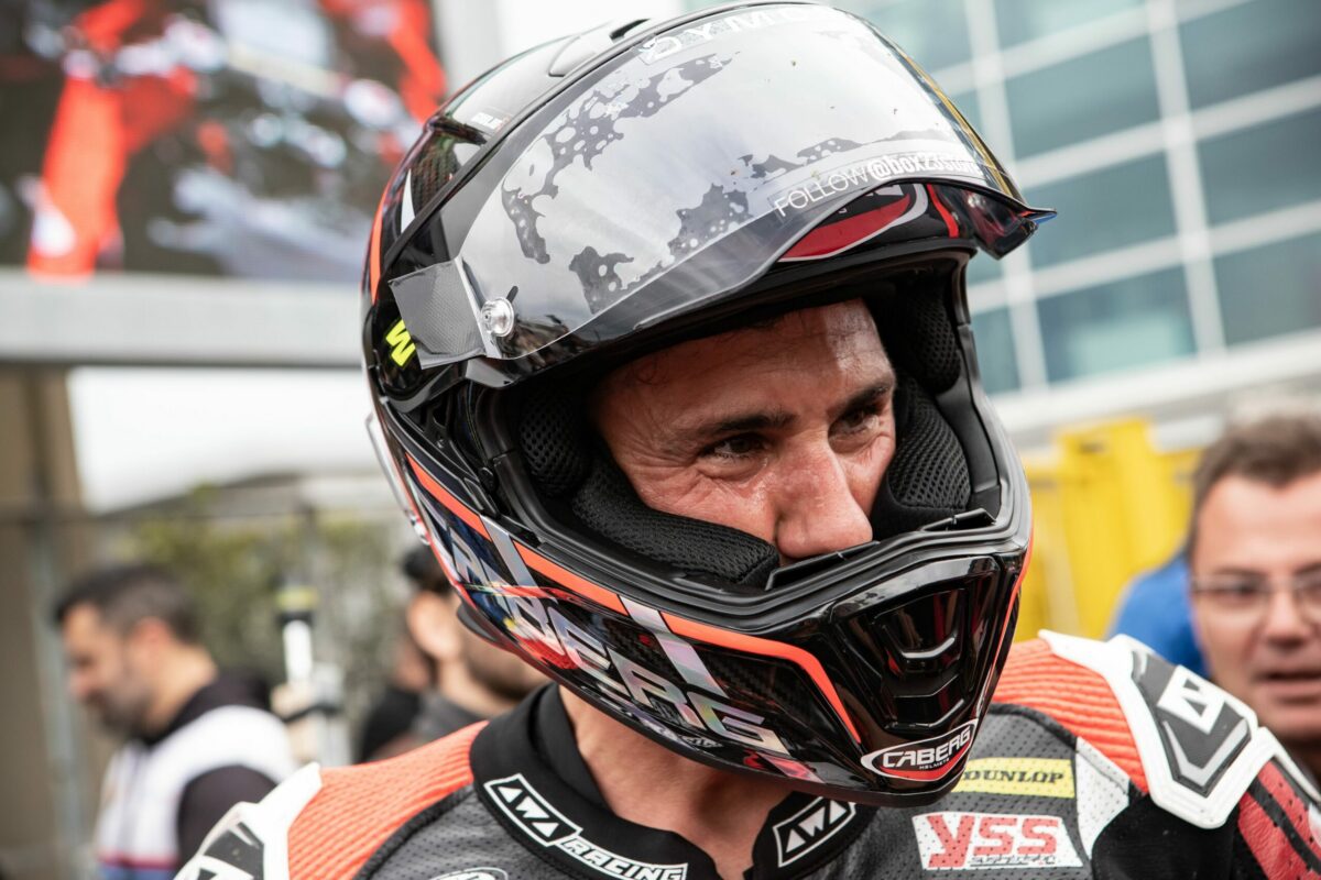 Simone Saltarelli sur la piste après le grave accident.  Le “grand-père” est de retour