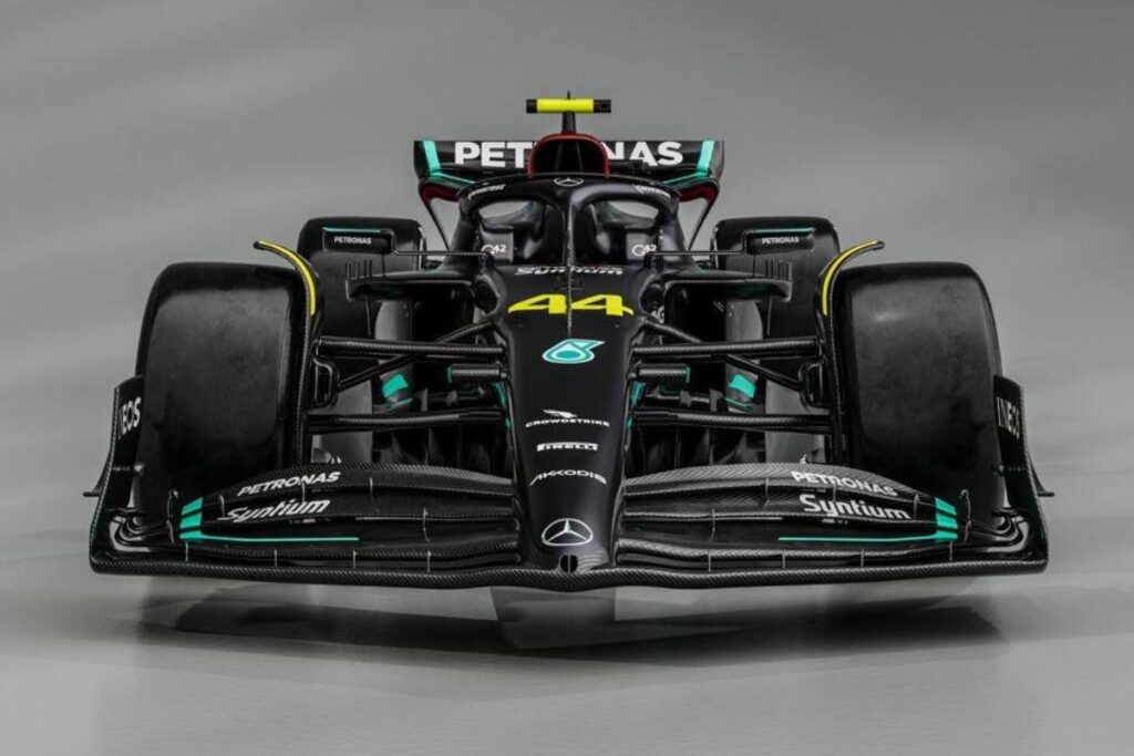 F1, Mercedes se vrací do totální černé s W14 Hamilton honí za 8