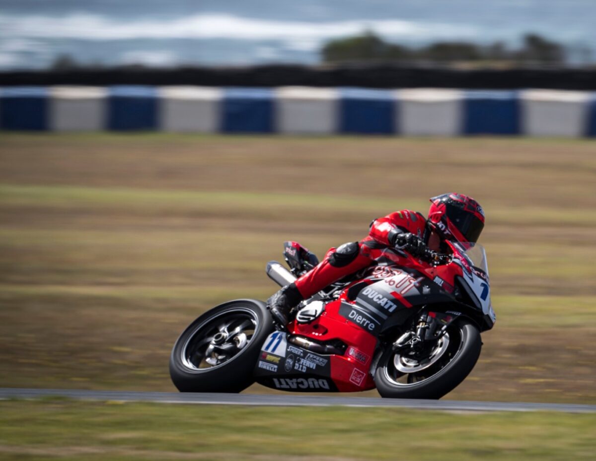 Supersport Phillip Island training 2: Bulega brengt de Ducati terug naar de leiding