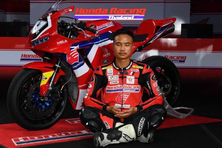 Nakarin Atiratphuvapat: monaco buddista, runner, pilota