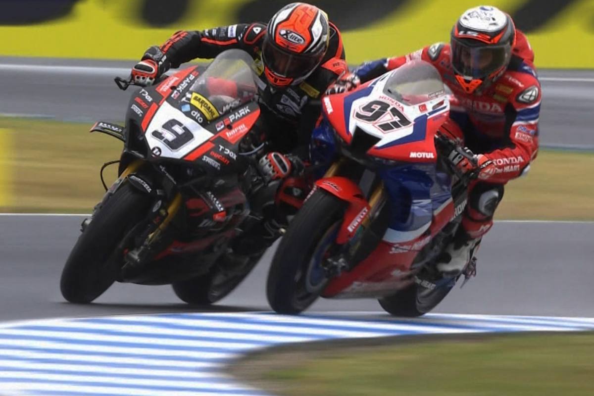 Superbike, Petrucci démarre à l’aveugle et quelle épaule avec Xavi Vierge !