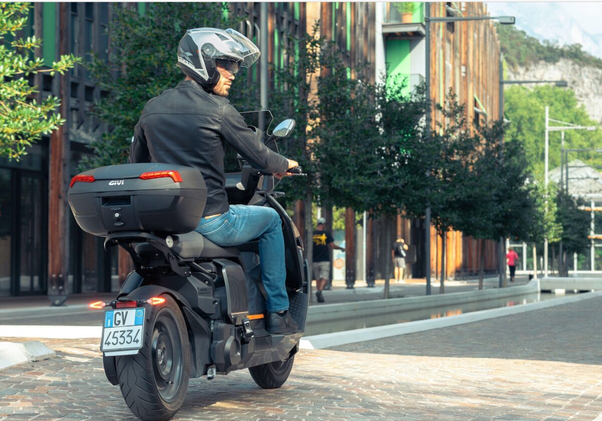 Givi oferuje kufer centralny E46 Riviera, klejnot serii Monolock