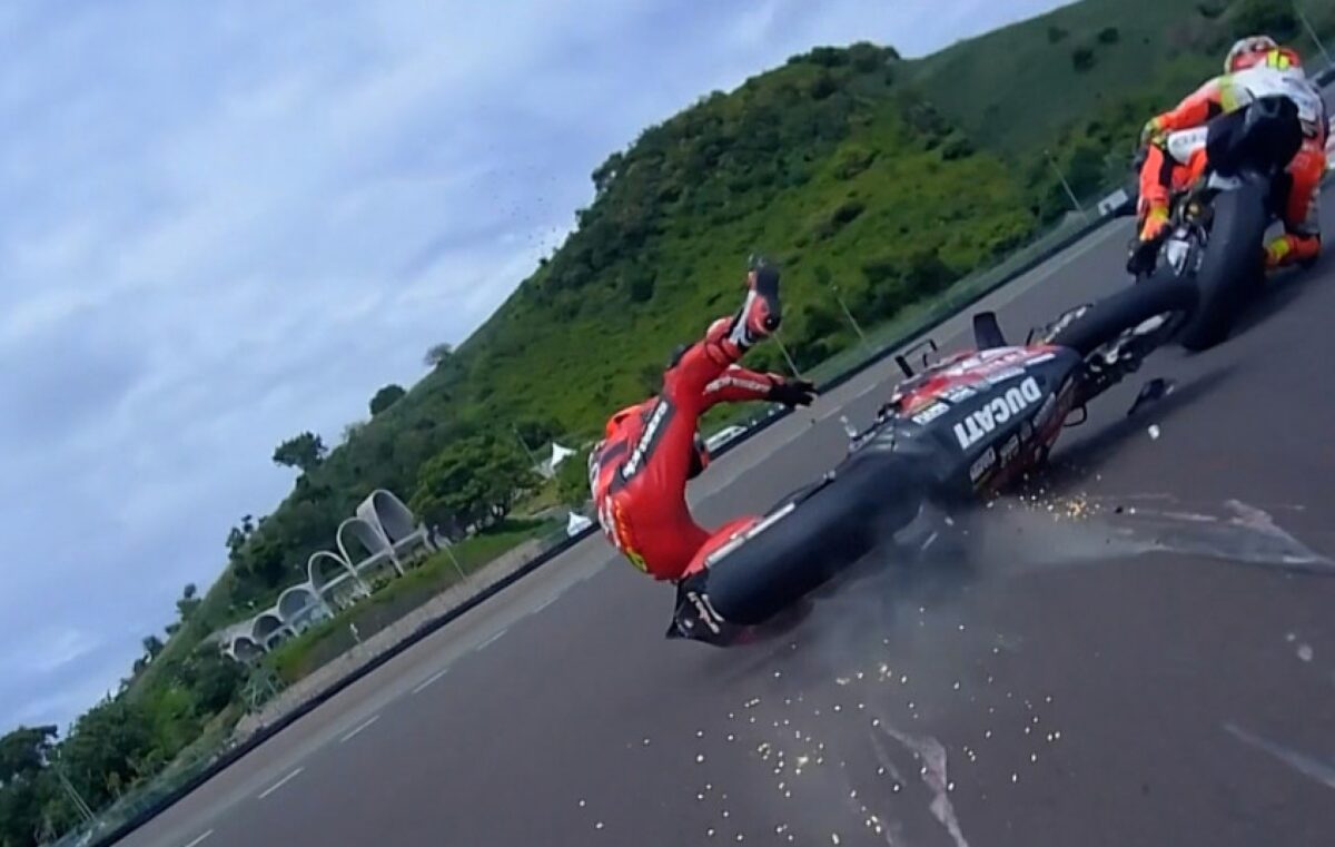 Superbike: Michael Rinaldi gooit zichzelf weg in de eerste bocht, hoeveel spijt
