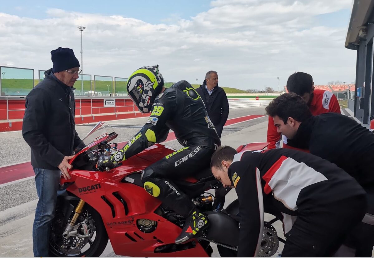 Andrea Iannone roule à Misano avec la Ducati Panigale !