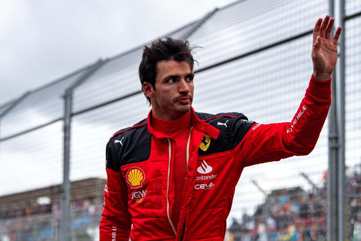 Sainz furieux après le penalty : “Robbed”.  Stoner attaque aussi la FIA