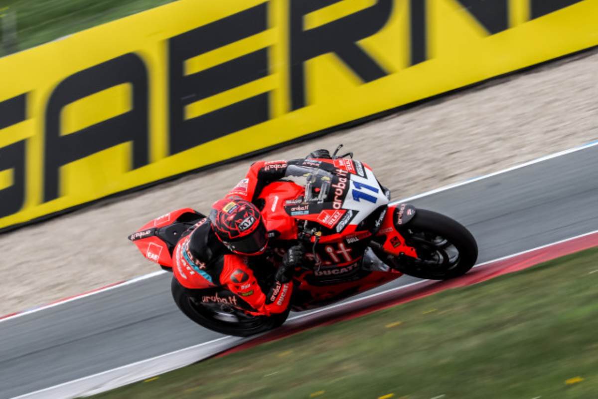 Supersport Assen, Course 1 : Bulega dicte la loi, MV Agusta sur le podium