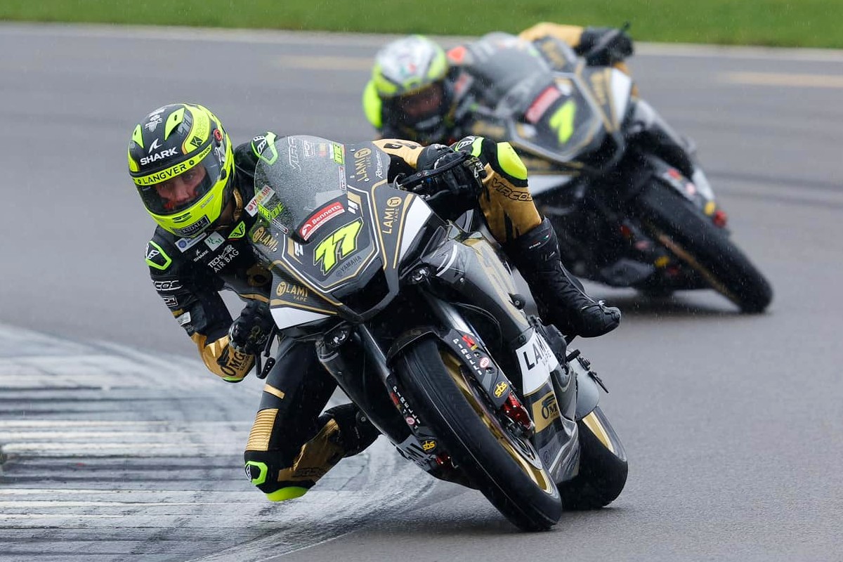 British Superbike 2023 en course à Silverstone avec 28 pilotes au départ