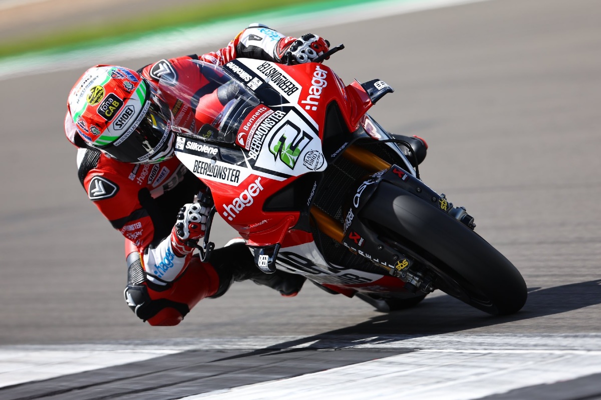 Glenn Irwin gagne au retour avec Ducati en British Superbike