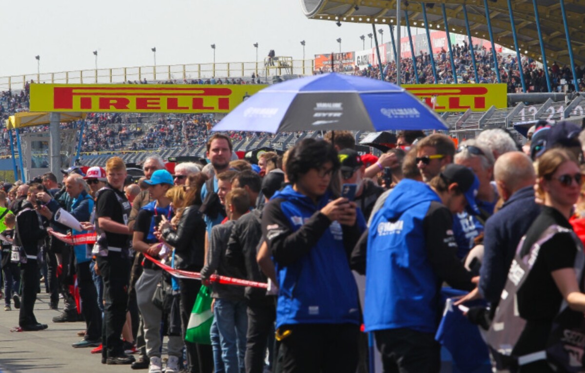 Superbike Assen, quelle foule !  Pendant ce temps, Rea prend les devants à l’échauffement