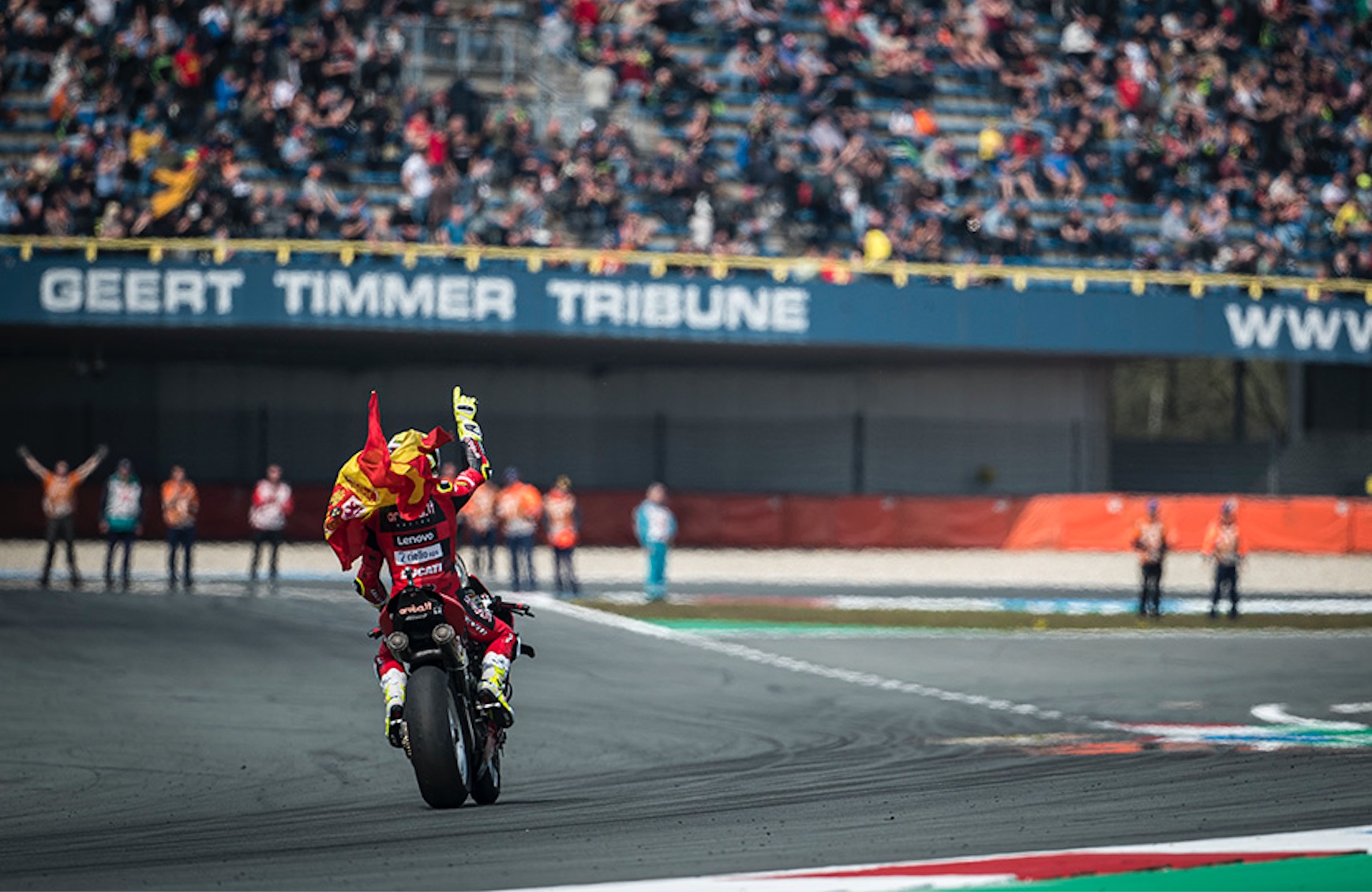 Superbike Assen Bautista les écrase au sprint, Rea et Toprak pliés
