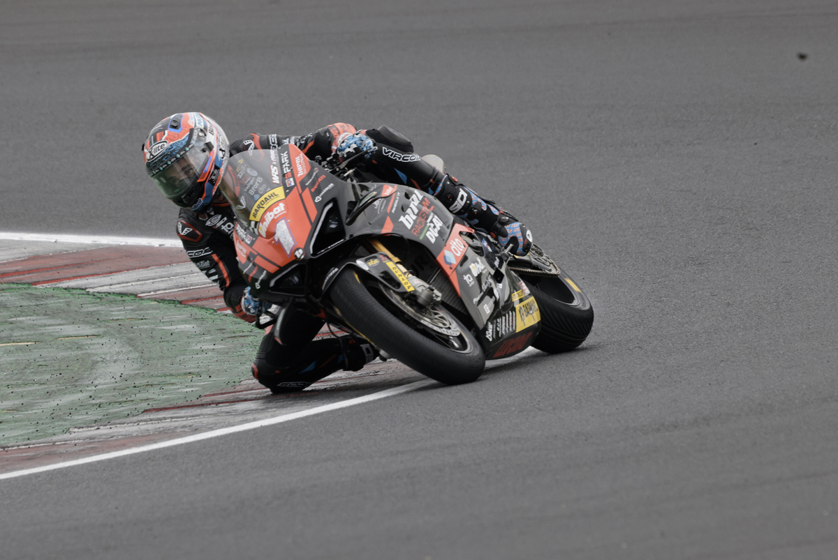 CIV Superbike Mugello: Michele Pirro domina, a chuva não o assusta