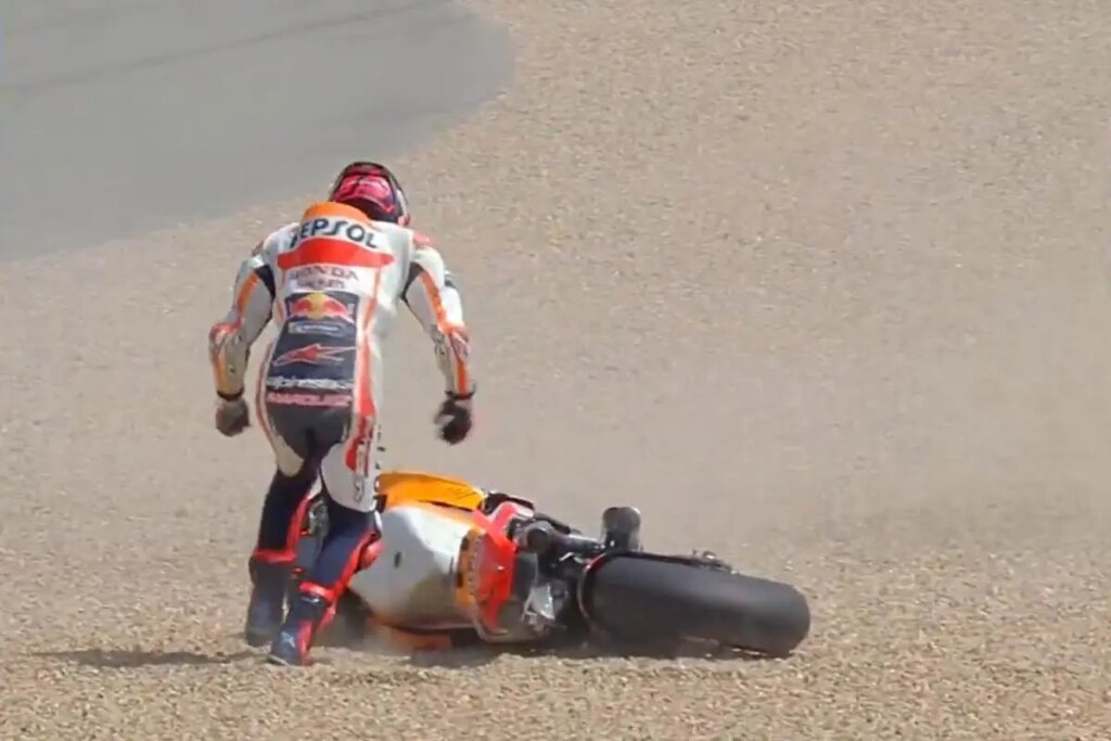 MotoGP, Marc Marquez: “Lebih baik crash daripada finis ke-10” Marc Marquez caduta MotoGP Francia